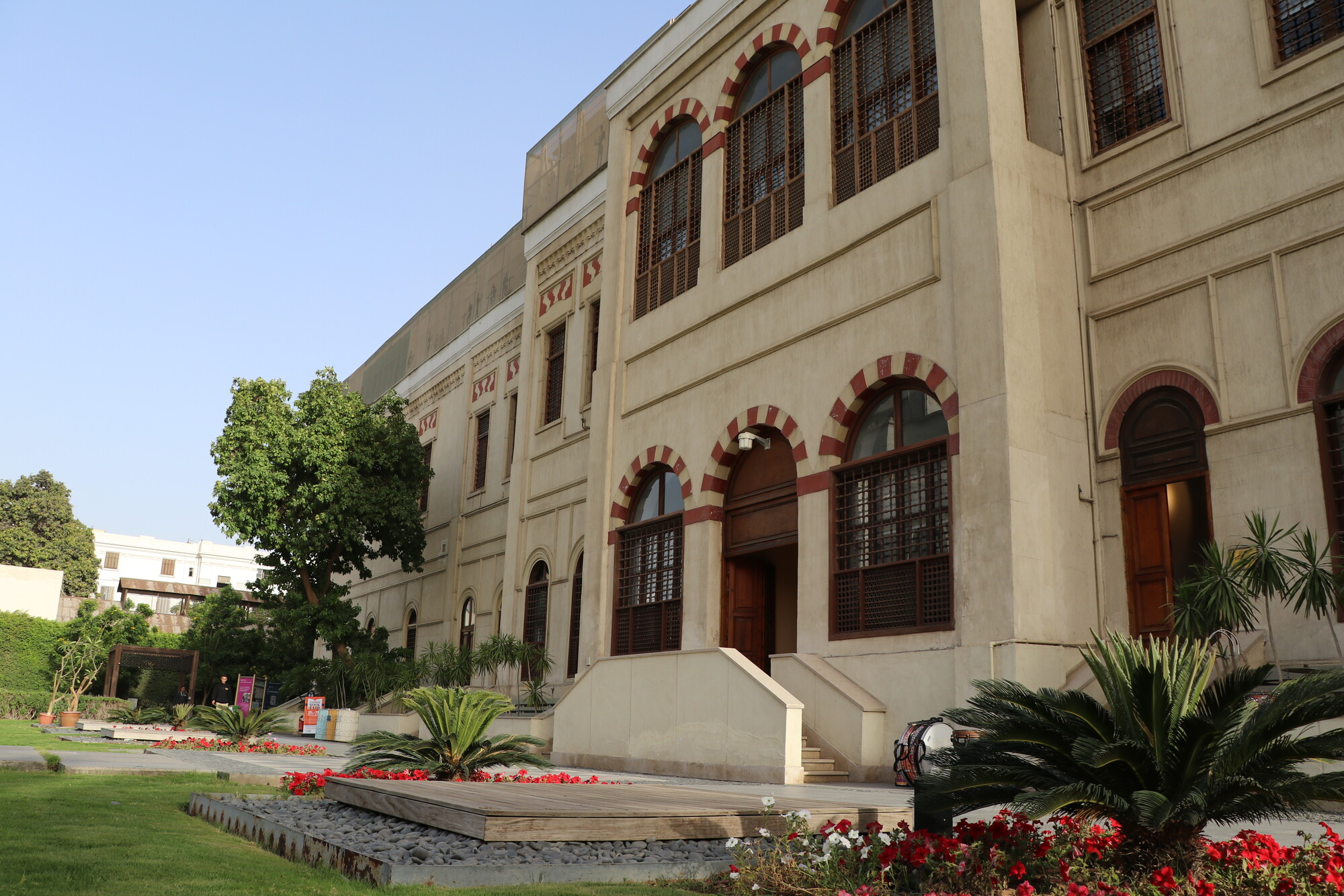 tahrir campus general image of building and garden