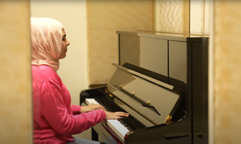 Veiled student Mariam Mohsen is playing the piano