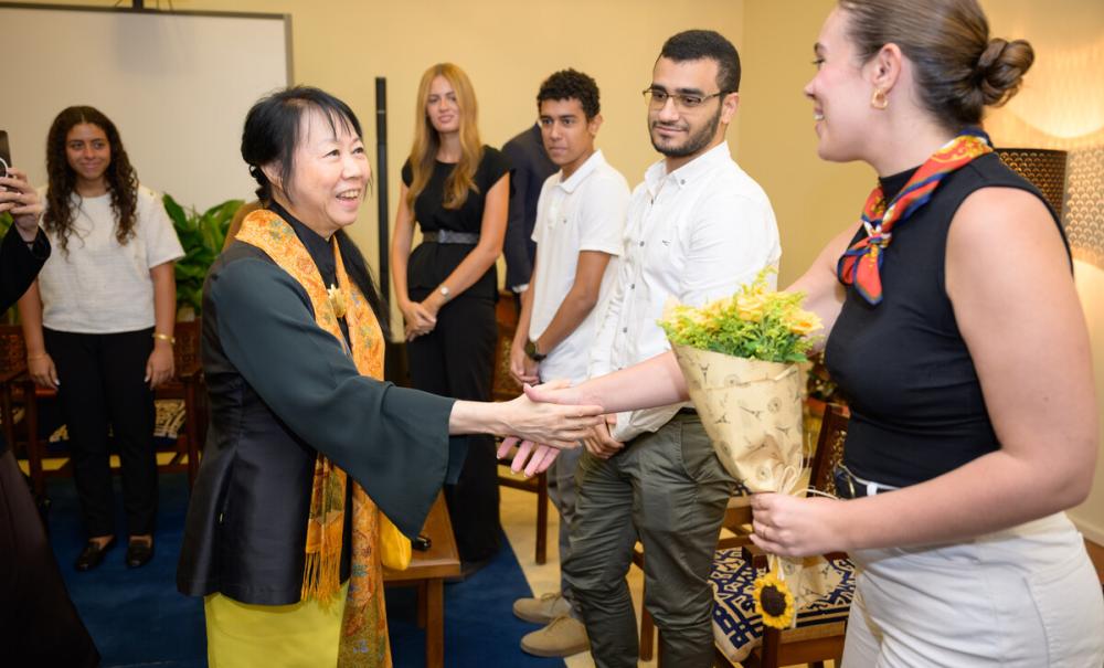 students meeting first lady of Singapore 